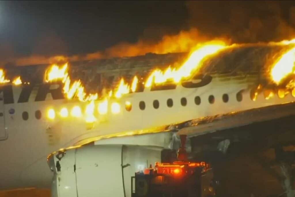 Urgente: Avião pega fogo no aeroporto de Tóquio. (Fonte: Edição/ Jornal JF)