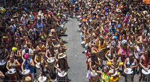 Aproveite o carnaval de 2024 com dicas para se manter alimentado e hidratado. Veja os blocos de rua que vão desfilar nos principais estados.