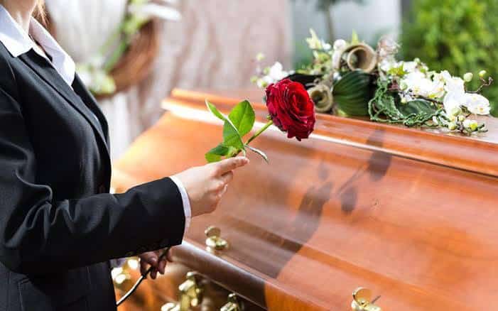 Mulher acorda a caminho da sua cremação