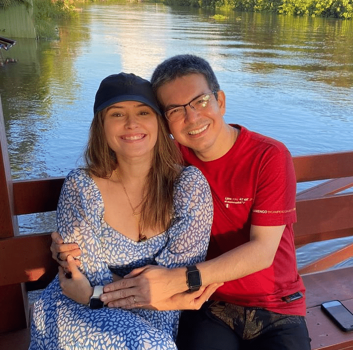 Priscila Carnaúba, de 30 anos de idade, ao lado do seu marido, o senador Randolfe Rodrigues (Fonte: Reprodução Instagram)