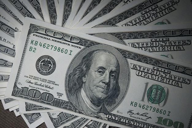 Dólar subiu nesta última segunda-feira (18) e surpreendeu os economistas. (Fonte: Freepik)