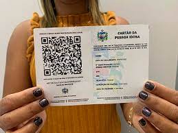 Idosos podem viajar pelo Brasil inteiro sem gastar muito dinheiro com a carteira do idoso. (Fonte: Reprodução Google)