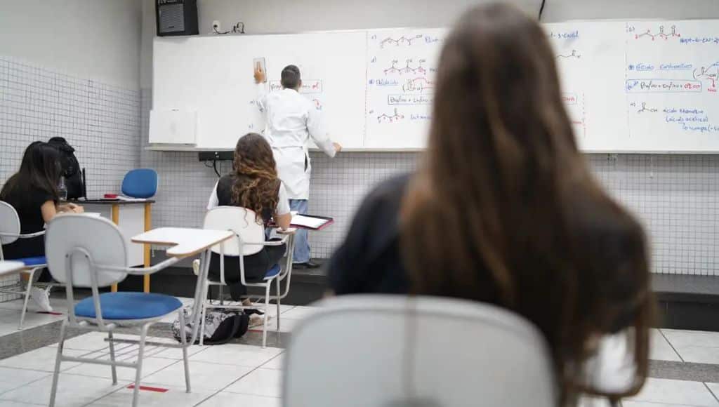 Veja tudo sobre como funciona o programa pé-de-meia e se você vai receber os valores do benefício. (Agência Brasil).