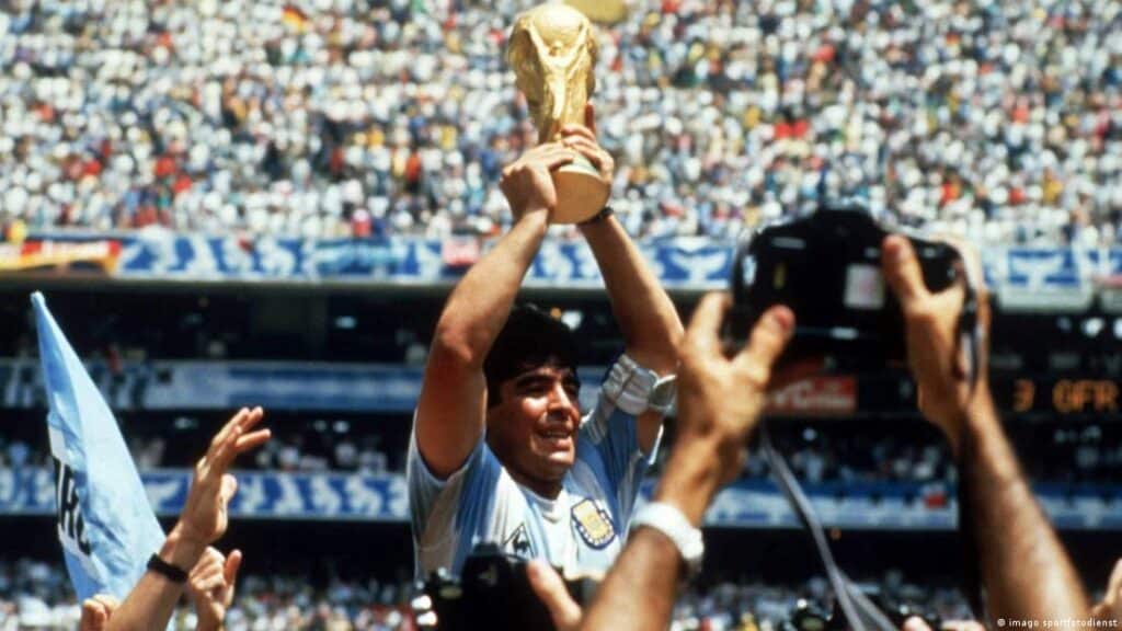Jogador Maradona no seu segundo título mundial, na Copa de 1986, no México. (Fonte: Reprodução Google).