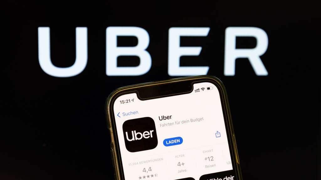celular com o aplicativo uber exposto