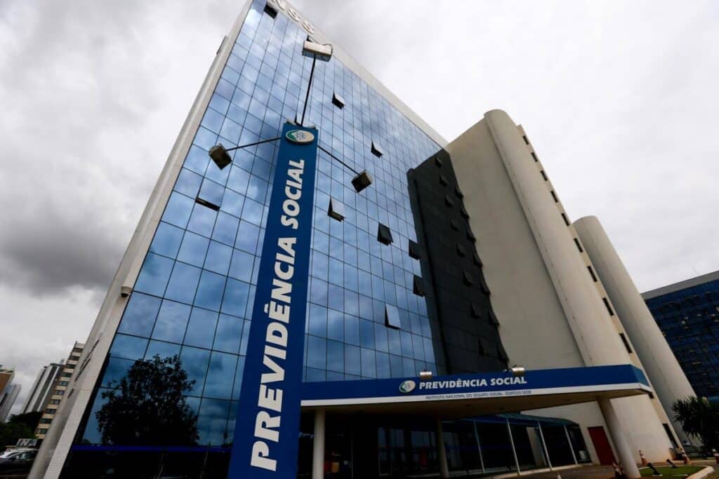 Muitos beneficiários do INSS estão encarando problemas por conta dos descontos não autorizados. Fonte: (Reprodução Google)