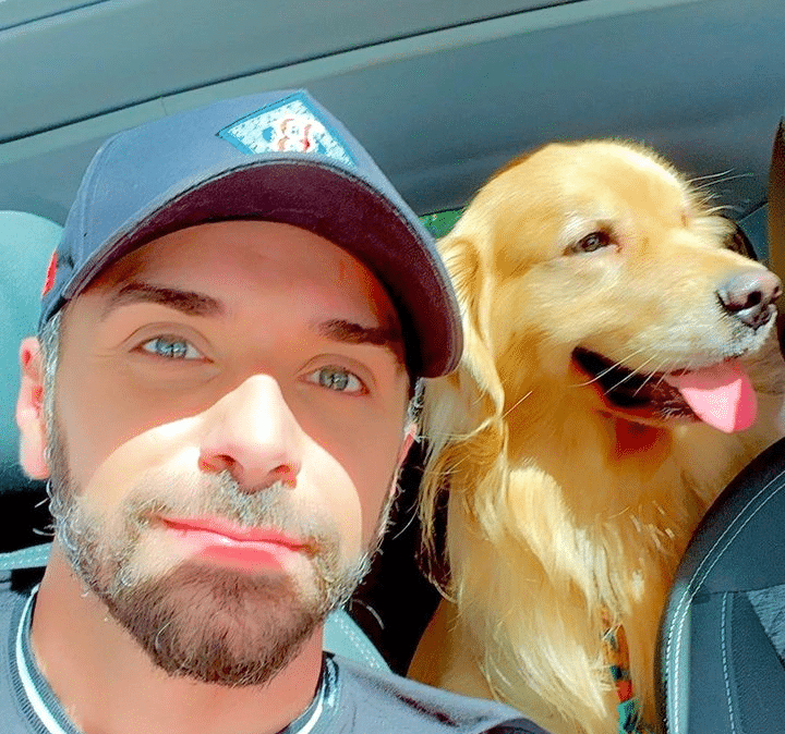 joca ao lado do seu dono
