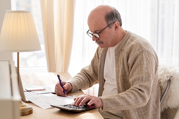 homem idoso calculando o seu benefício