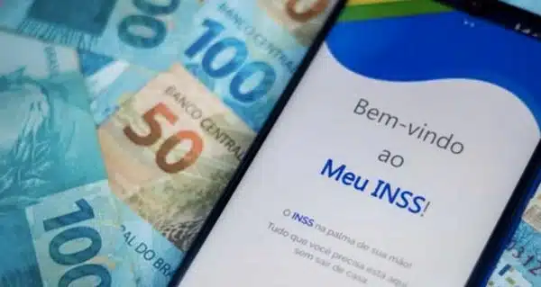 Tela do celular no aplicativo Meu INSS cheio de dinheiro