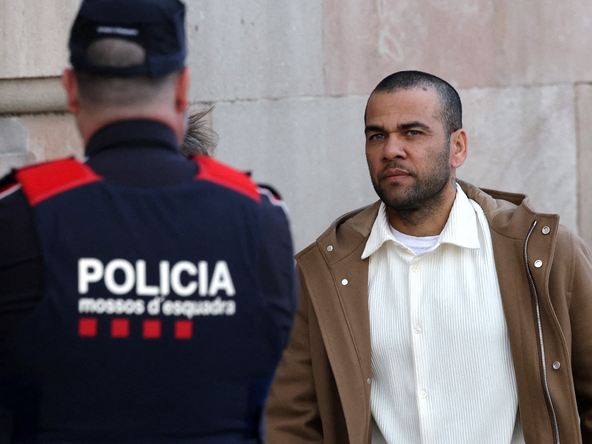 Daniel Alves enfrenta novo processo judicial por dívida com idosa.