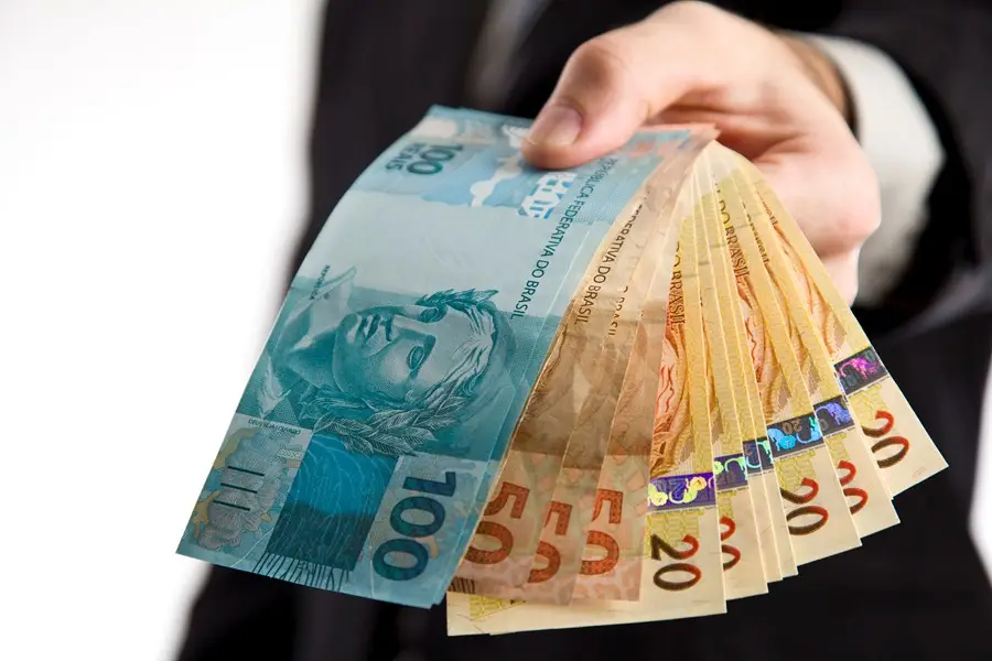 Várias cédulas de 100, 50 e 20 do pagamento do INSS de abril
