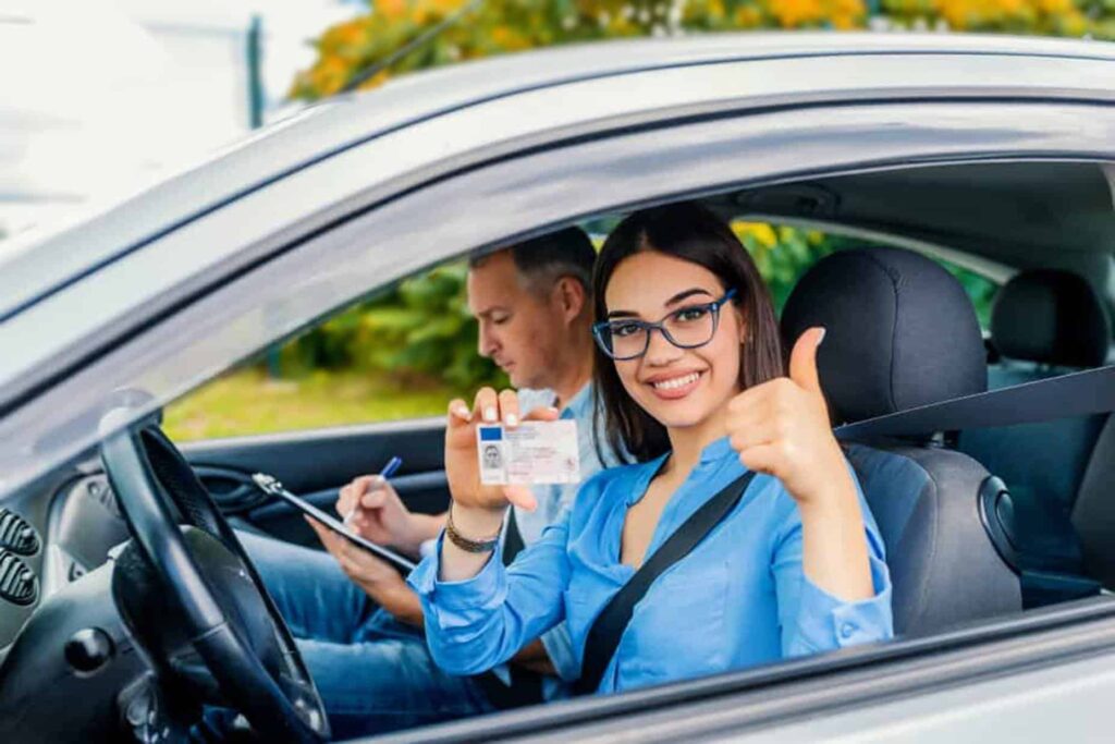 Mulher dentro do carro mostrando sua cnh social