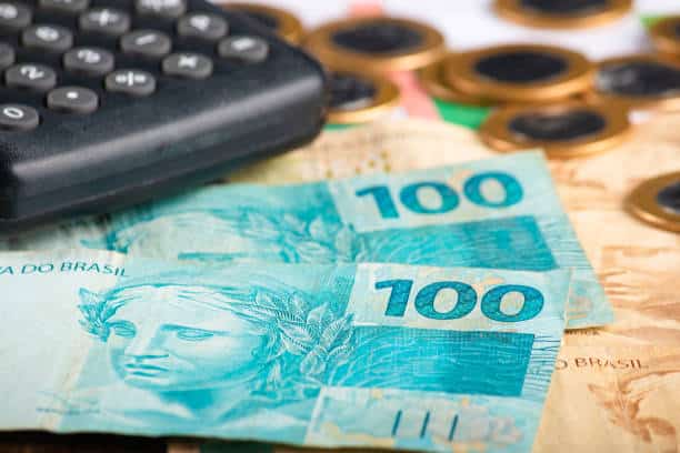 notas de reais, moedas e calculadora