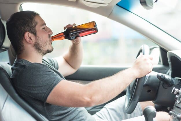 homem bebendo no carro