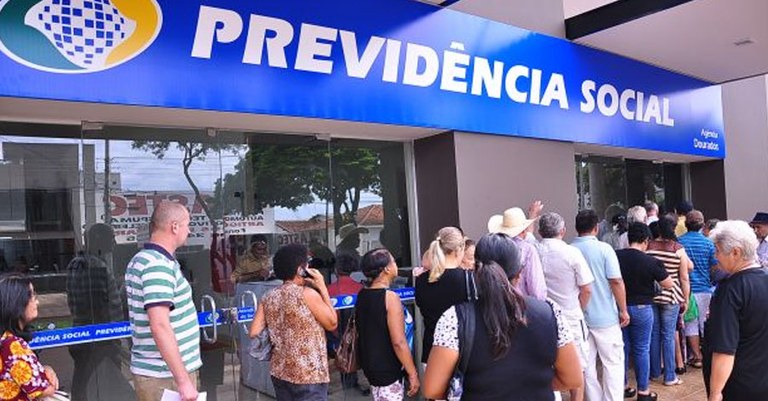 Com a redução de atividade dos peritos, a fila do INSS sofre um impacto gigantesco para todas as pessoas. (Fonte: Reprodução Google)