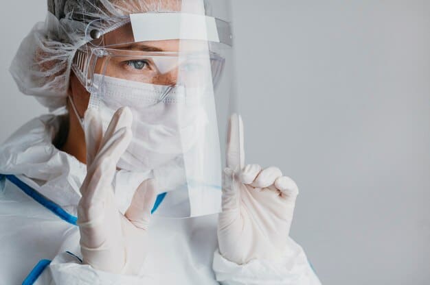 mulher cientista com roupa de proteção