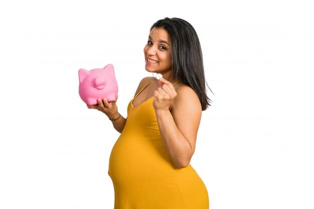 mulher grávida economizando dinheiro