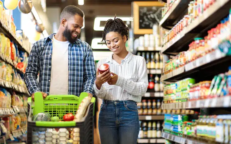 Servidores públicos comemoram reajuste do auxílio-alimentação 2024