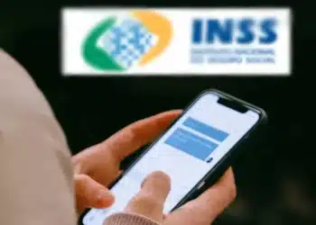uma mão segurando o celular aberto no aplicativo Meu INSS para fazer a prova de vida