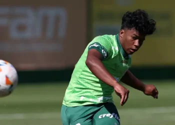 Endrick faz treino com bola