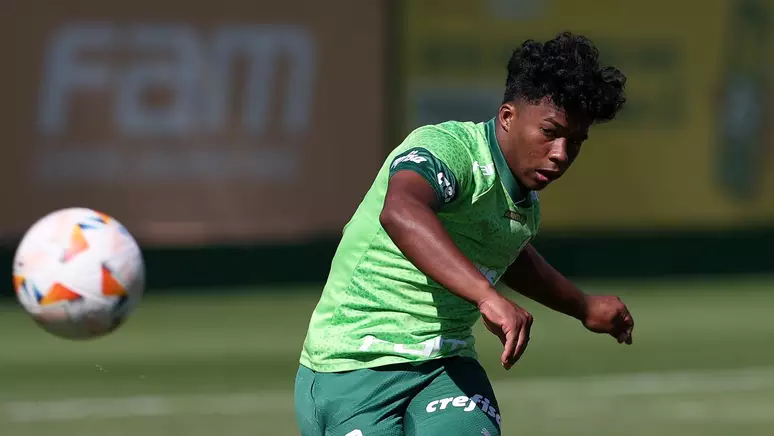 Endrick treinando com bola