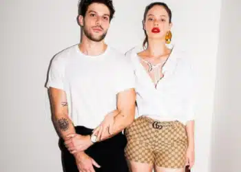 Chay Suede e Laura Neiva lado a lado