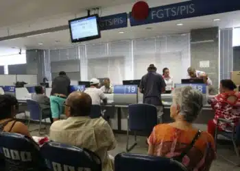 idosos sentados em uma agência bancária