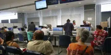 idosos sentados em uma agência bancária