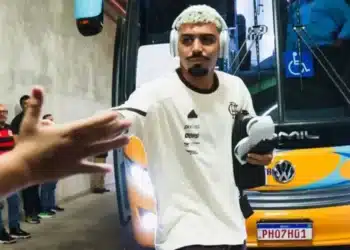 Jogador Gabigol cumprimentando torcedor