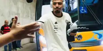 Jogador Gabigol cumprimentando torcedor