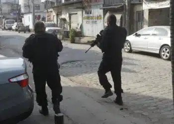 Policiais do Bope andando com armas no Complexo da Maré
