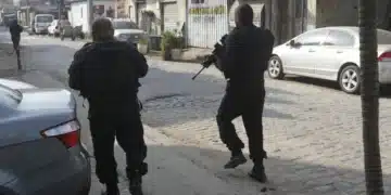 Policiais do Bope andando com armas no Complexo da Maré