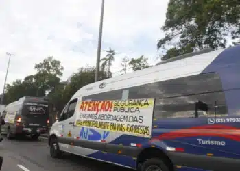 Van com faixa pedindo mais segurança