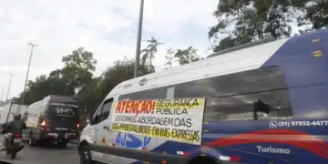 Van com faixa pedindo mais segurança