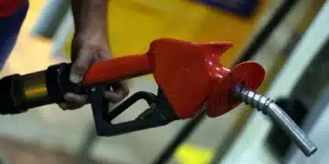 frentista colocando combustível em veículo