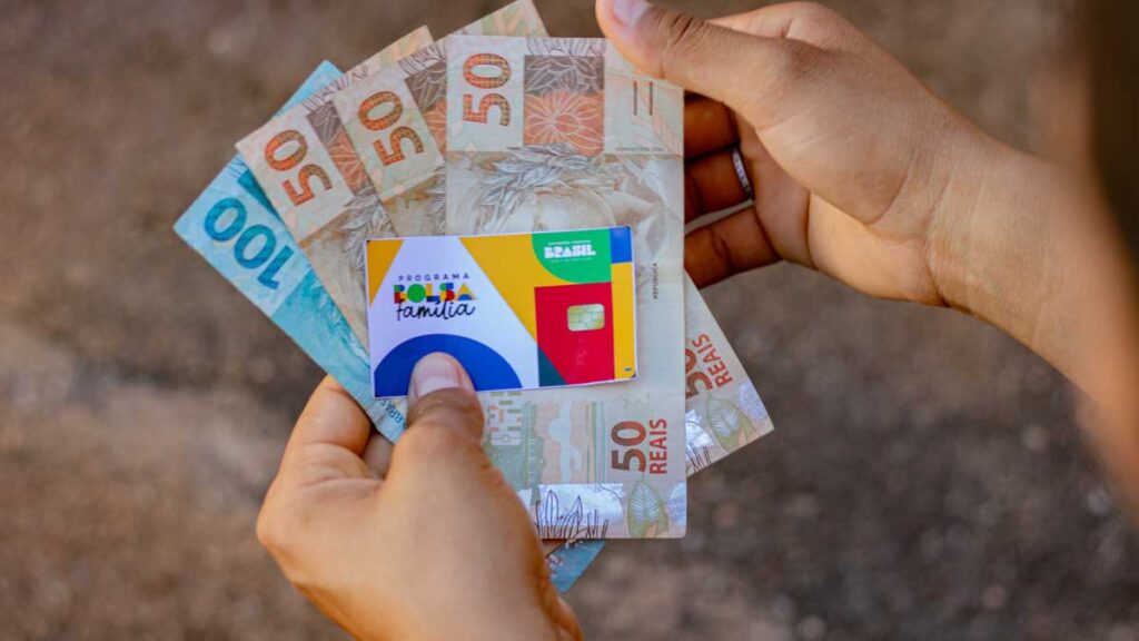 dinheiro e cartão bolsa família