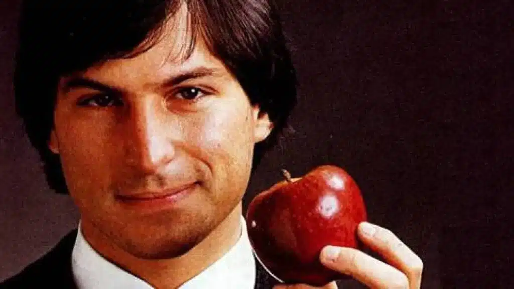 Steve Jobs, fundador da Apple segurando uma maçã