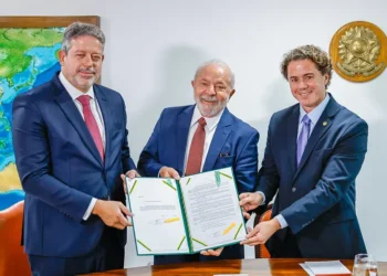 O presidente Luiz Inácio Lula da Silva (PT) entrega o novo marco fiscal para o Congresso Nacional (Foto: Ricardo Stuckert/PR)