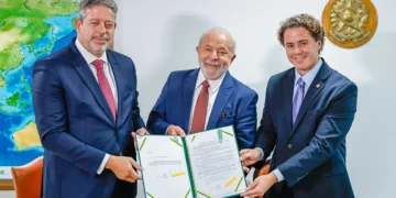 O presidente Luiz Inácio Lula da Silva (PT) entrega o novo marco fiscal para o Congresso Nacional (Foto: Ricardo Stuckert/PR)