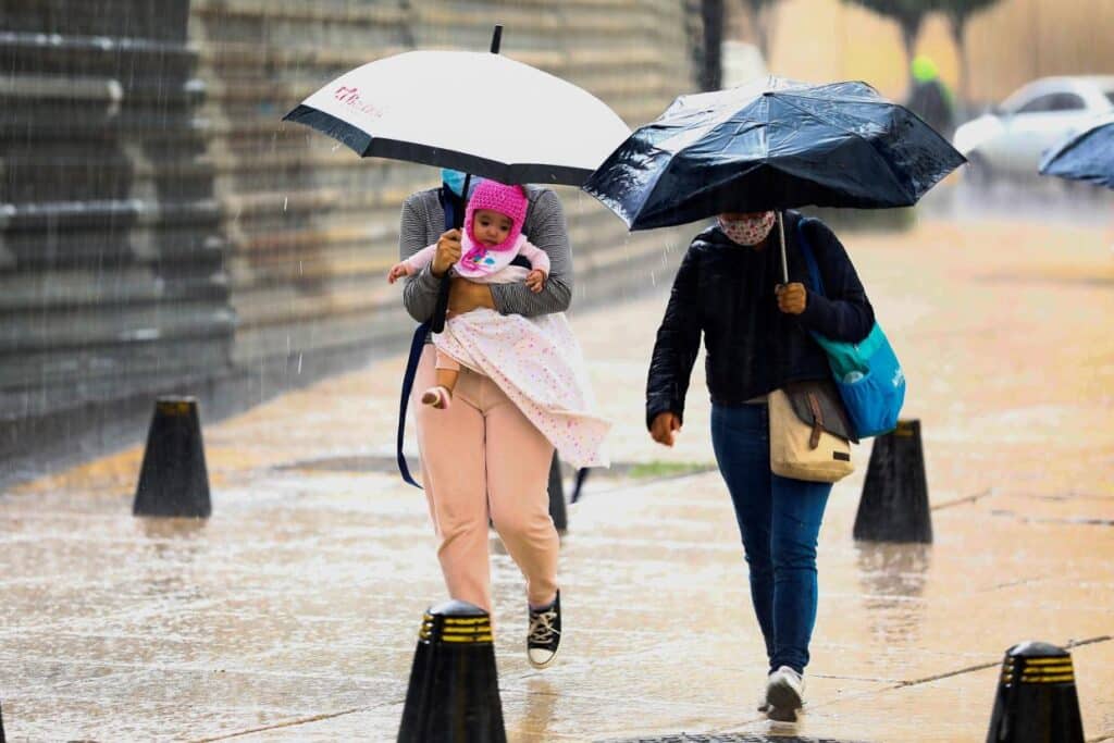 Temporais e enchentes similares às do Rio Grande do Sul ocorrem em outros países do mundo. Fonte: Reprodução SBT News.