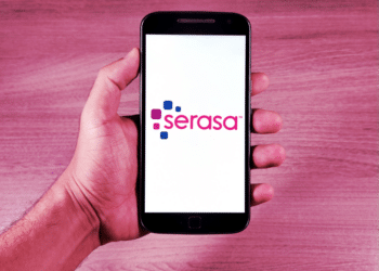mão segurando o celular aberto no site do serasa