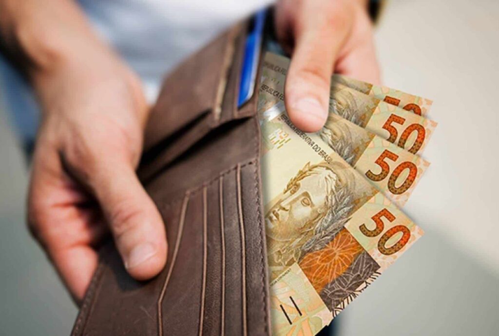 carteira com notas de cinquenta reais
