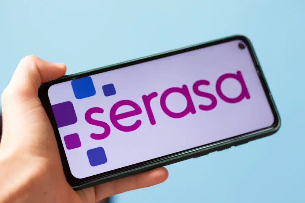 tela do celular aberta no score do serasa