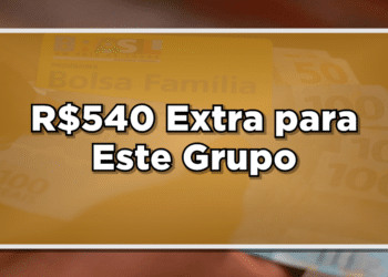 Caixa de texto marrom escrito em branco "R$540 extra para este grupo" Ao fundo imagem de cartões de benefícios como bolsa familia