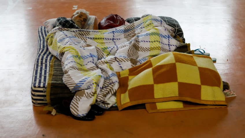 Casal de idosos dorme em abrigo em Canoas, na região metropolitana de Porto Alegre. (Fonte: Reprodução Google).