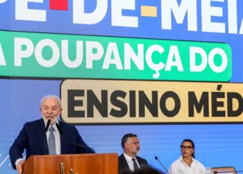 Pé de Meia oferece R$200 mensais a estudantes do ensino médio