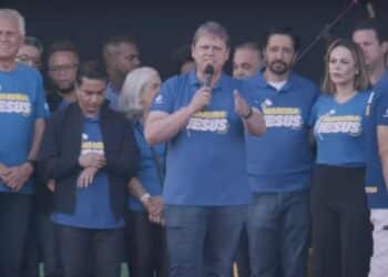 Governador Tarcísio emociona na Marcha para Jesus em SP