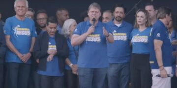 Governador Tarcísio emociona na Marcha para Jesus em SP
