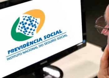 aposentado olhando o site do INSS pela tela do computador
