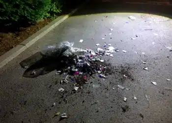 Lixo e papeis no chão